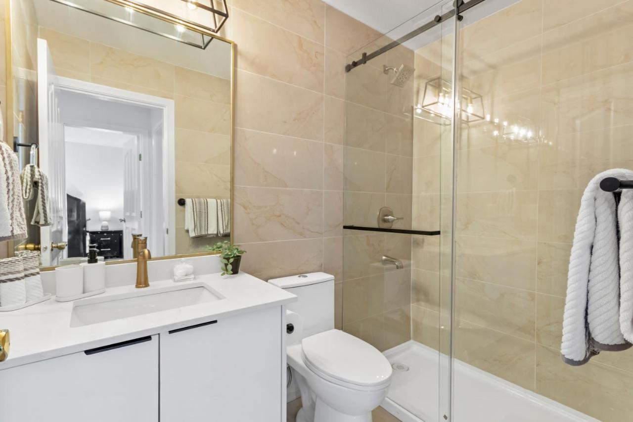 Pristine 3 Beds 2 Washroom Guest Suite 서레이 외부 사진