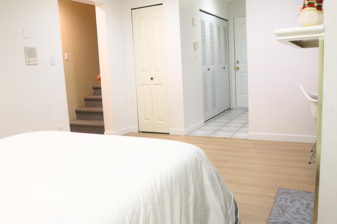 Pristine 3 Beds 2 Washroom Guest Suite 서레이 외부 사진