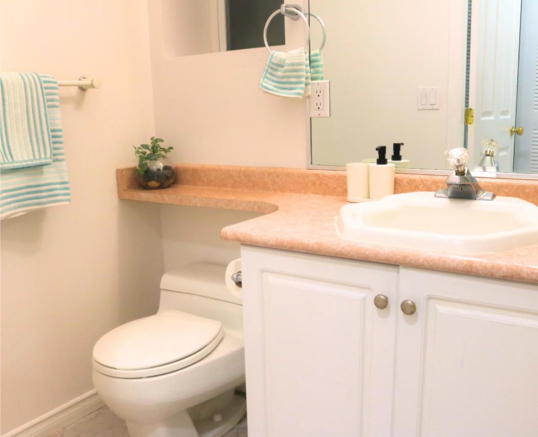 Pristine 3 Beds 2 Washroom Guest Suite 서레이 외부 사진