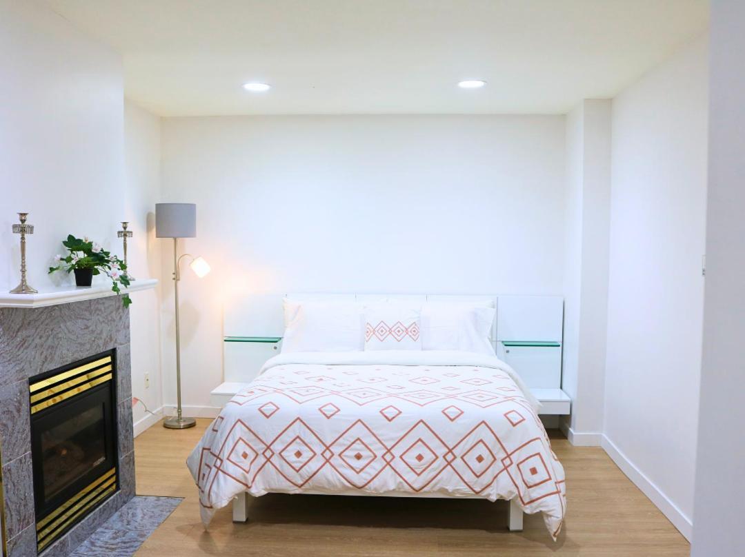 Pristine 3 Beds 2 Washroom Guest Suite 서레이 외부 사진
