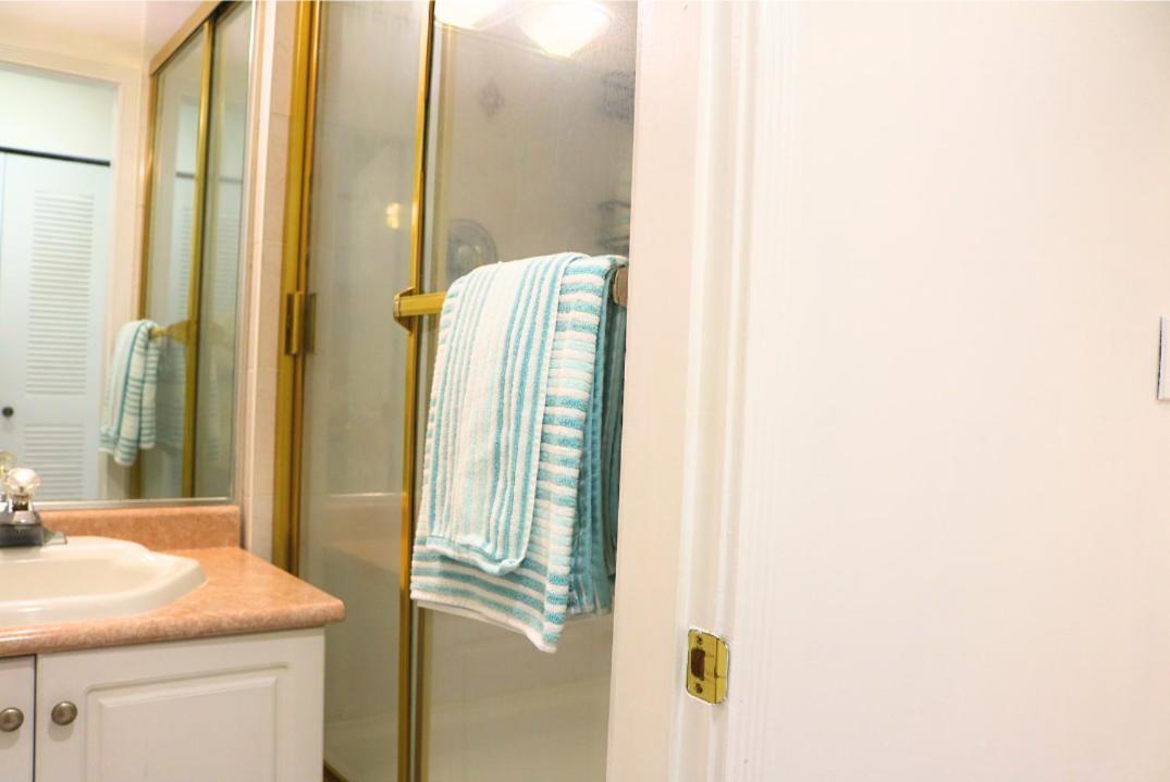 Pristine 3 Beds 2 Washroom Guest Suite 서레이 외부 사진